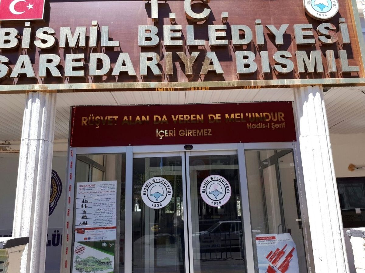 Bismil Belediyesinden Dikkat Çeken Tabela
