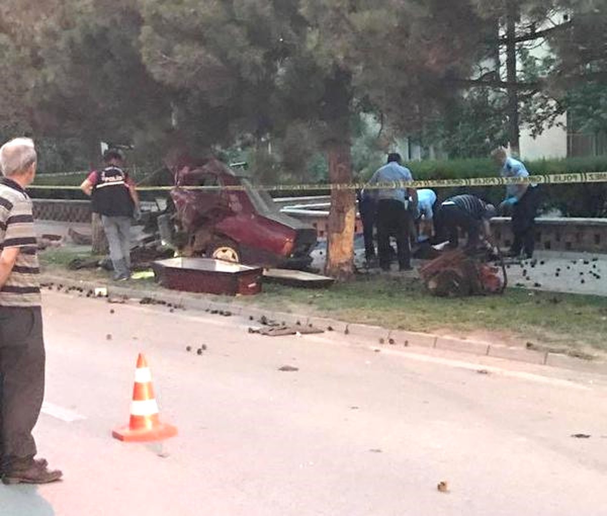 Eskişehir\'de Ağaca Çarpıp İkiye Bölünen Otomobilde 2 Ölü