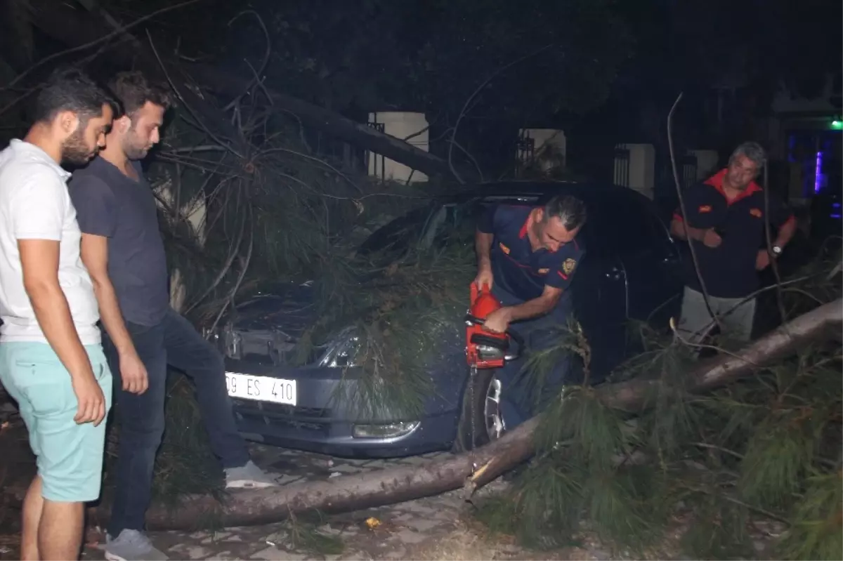 İtfaiye Ekipleri Sabaha Kadar Enkaz Temizledi