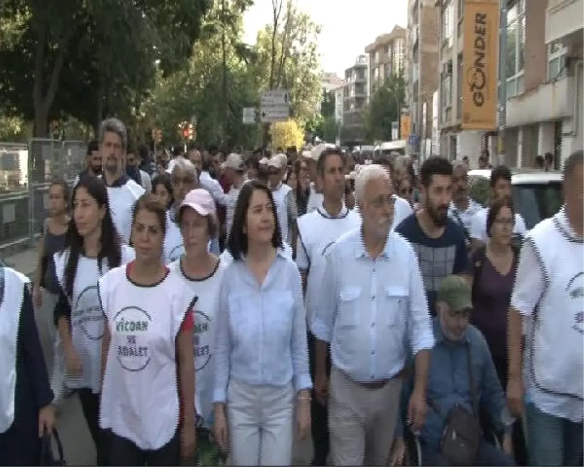 Kadıköy\'de Hdp\'liler ile Polis Arasında Gerginlik..