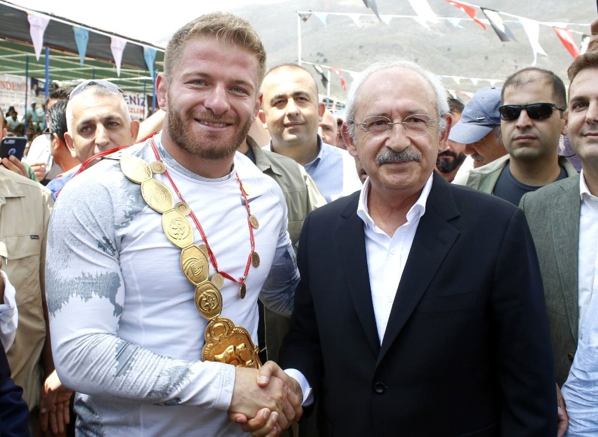Kılıçdaroğlu, Başpehlivan Balaban\'a Altın Hediye Etti