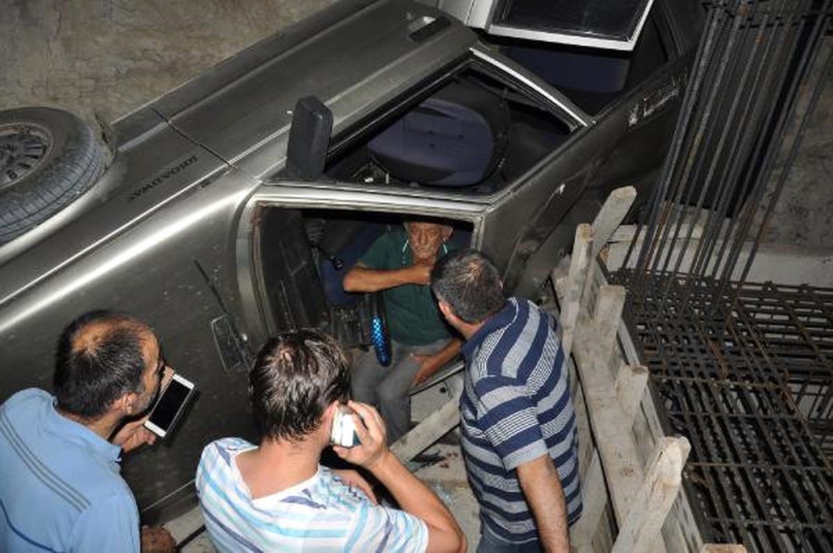 Otomobil, İnşaatın Temeline Düştü: 2 Yaralı
