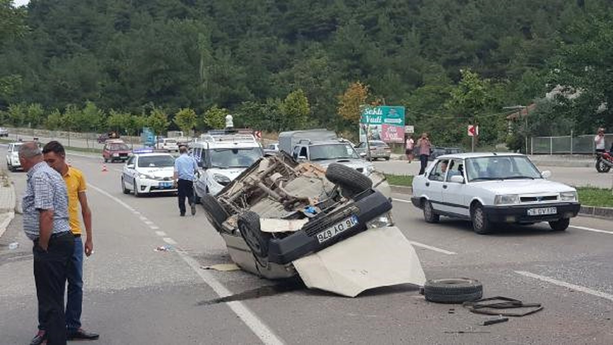 Otomobil Karşı Şeride Geçip Takla Attı: 3 Yaralı