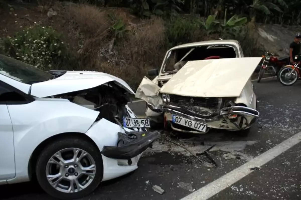 Otomobiller Kafa Kafaya Çarpıştı: 12 Yaralı