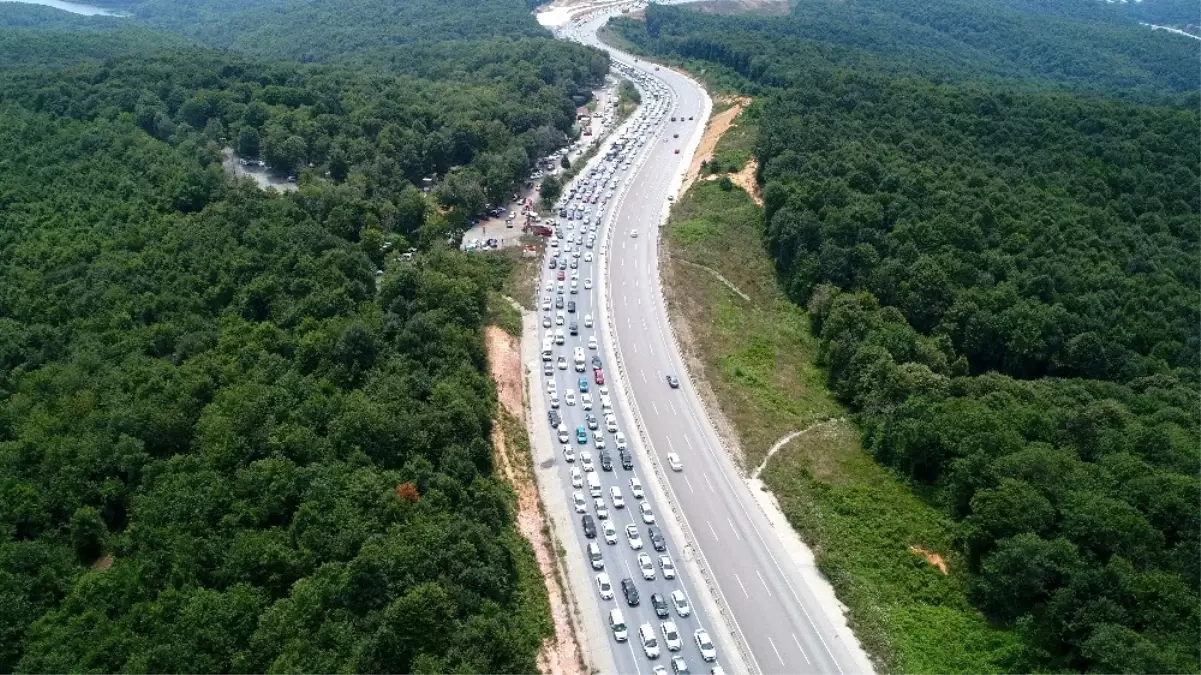 Şile\'de Kilometrelerce Araç Trafiği Havadan Görüntülendi