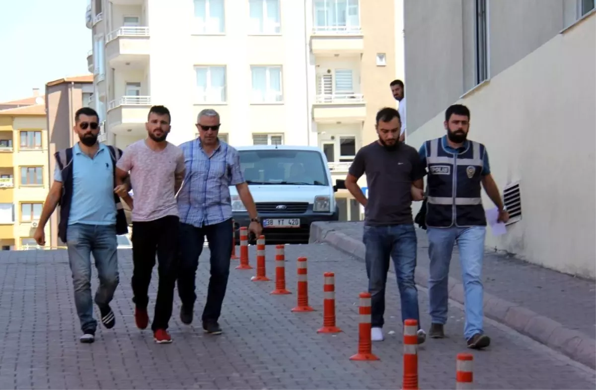 Polis Otosuna Çarpıp, Polise Ateş Ederek Kaçan Zanlılardan Biri, Sağlık Kontrolüne Çıplak Ayakla...