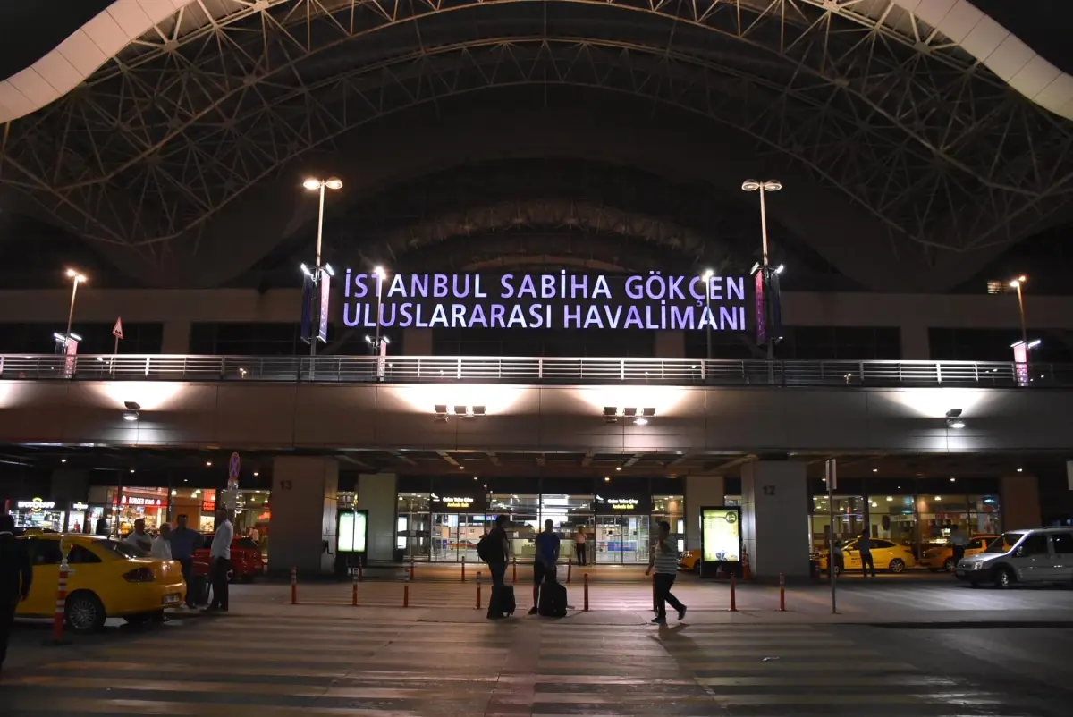 Sabiha Gökçen Havalimanı\'ında Yolcu Kapma Kavgası: 5 Yaralı