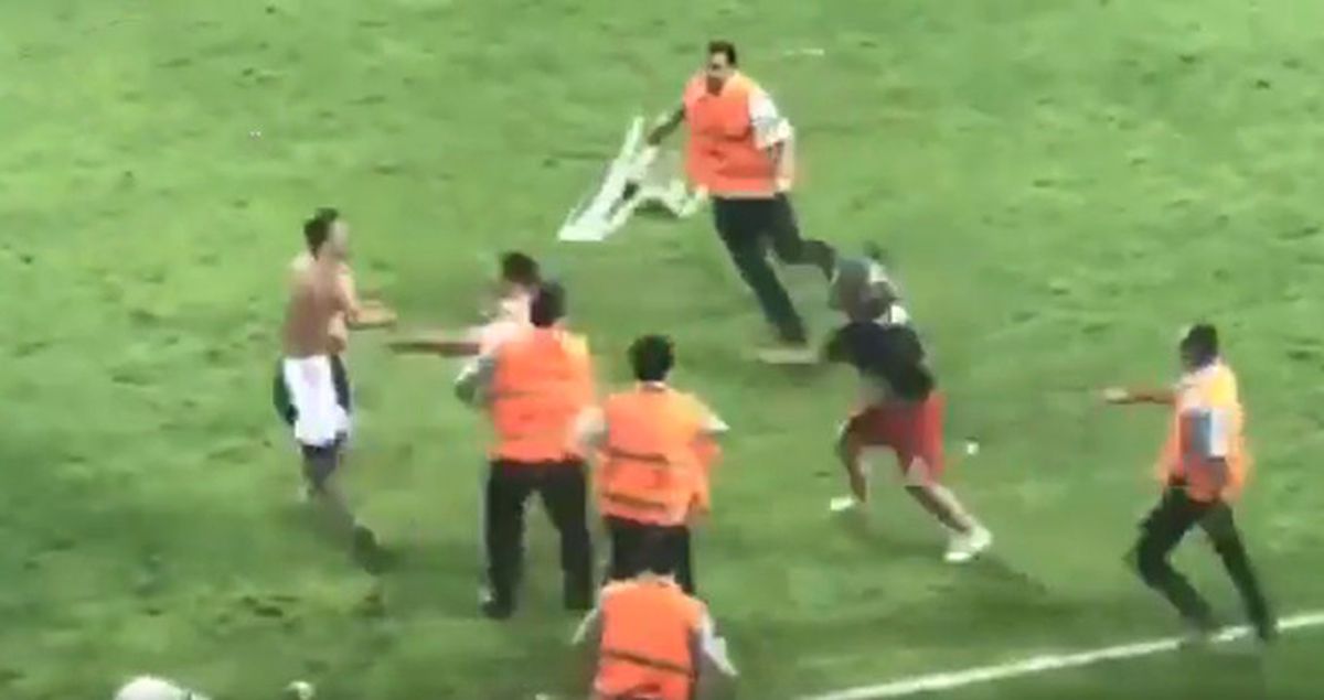 Süper Kupa'da Sahaya Dalan İki Rakip Taraftar, Birbiriyle Kavga Etti