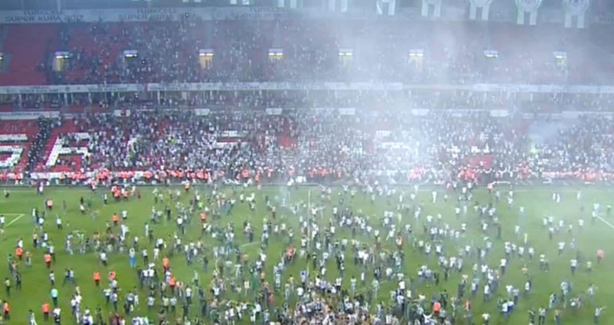 Turkcell Süper Kupa'nın Bitiş Düdüğüyle Birlikte, Taraftarlar Sahaya Girdi