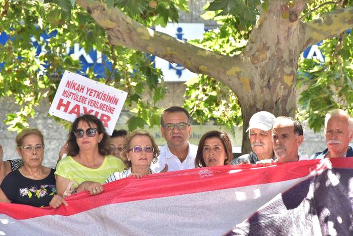 CHP Kadın Kollarından \'Müftü Nikahı\' Protestosu