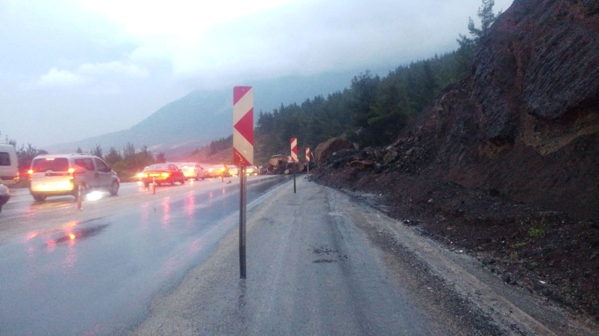 Denizli-Antalya Yolunda Heyelan Yolun Bir Kısmını Kapattı