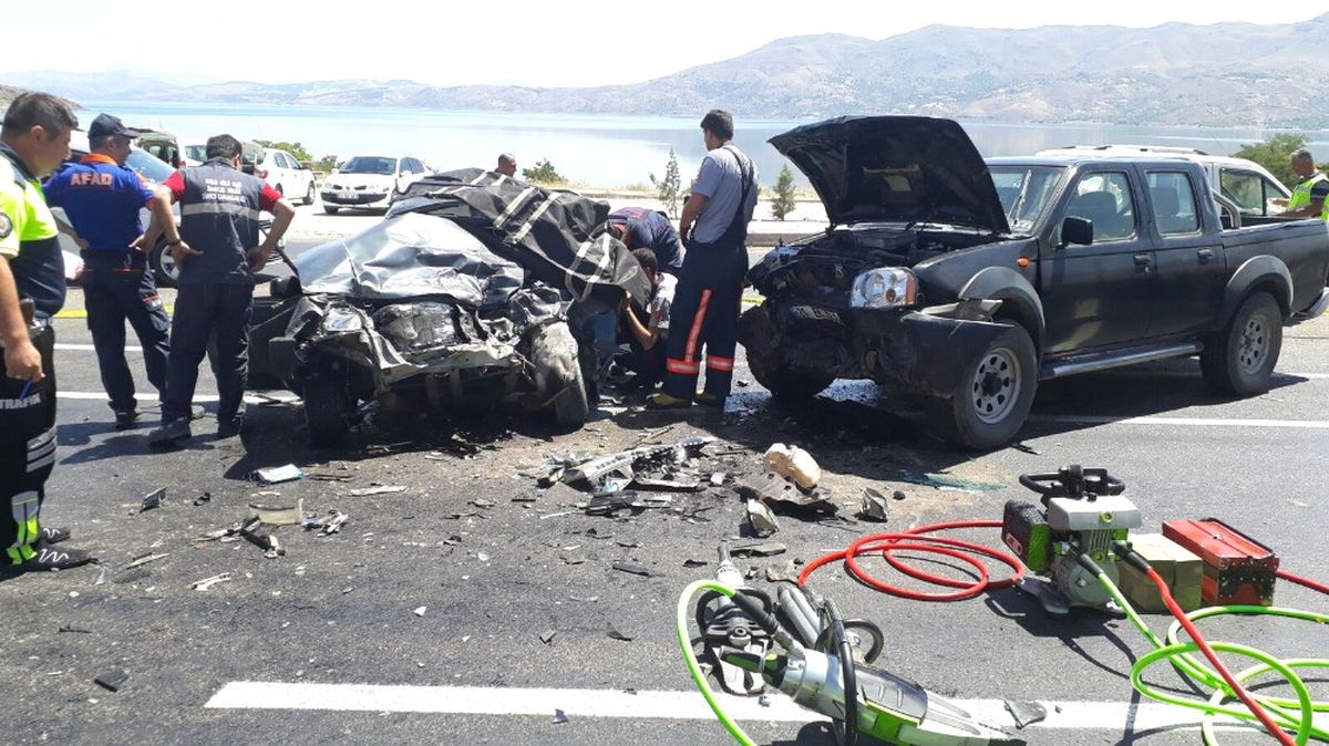 Elazığ\'da Trafik Kazası: 3 Ölü, 2 Yaralı