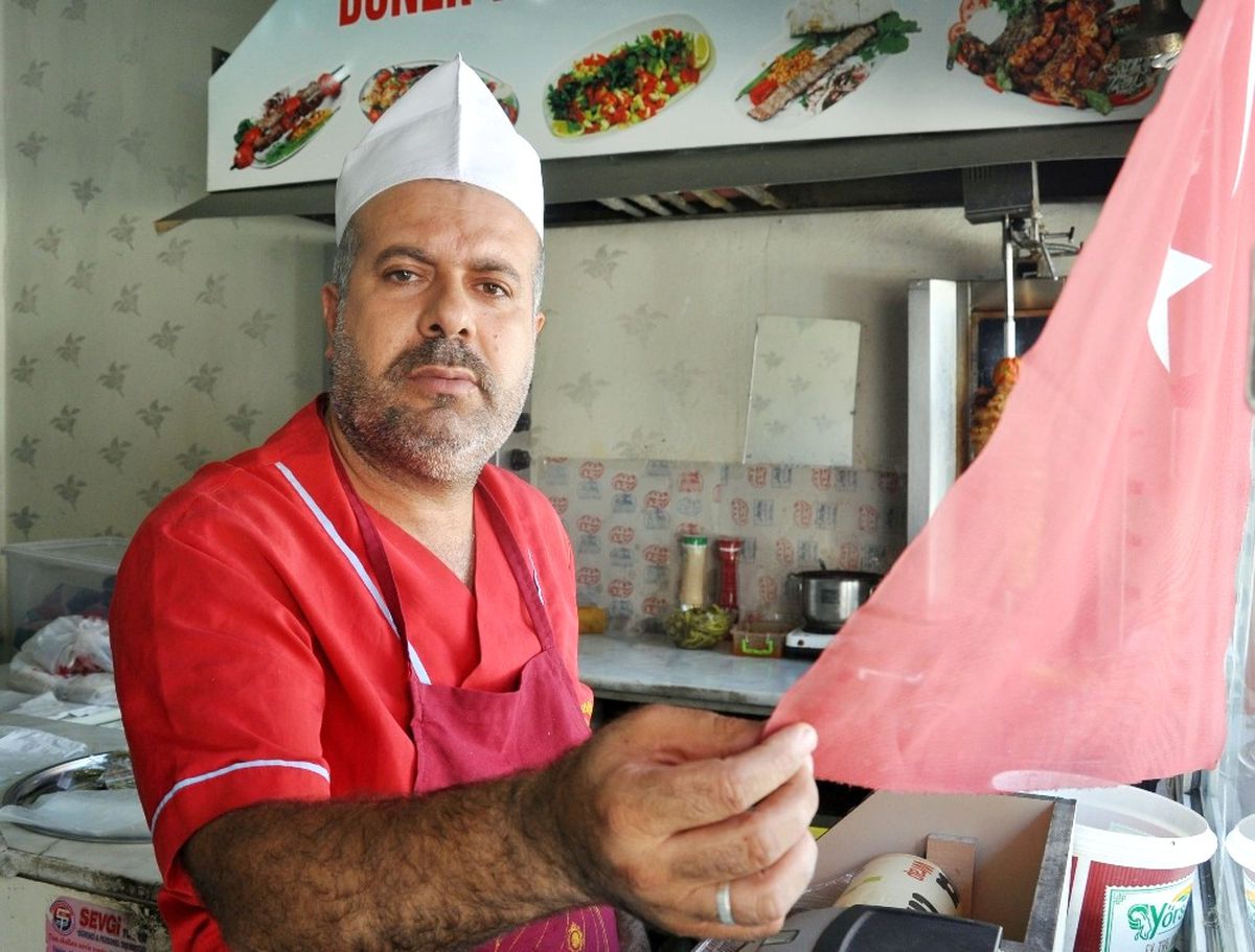 Esnaftan Bayrağa Müdahaleye Tokatlı Cevap