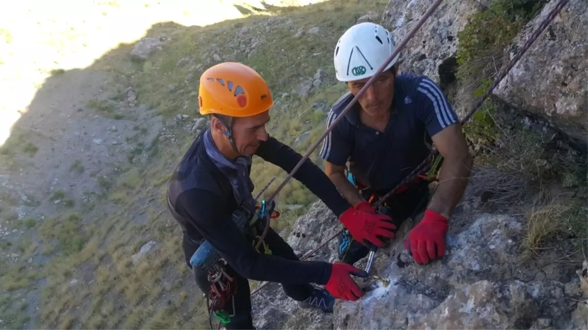 Hakkarili Dağcılardan Kaya Tırmanışı İçin Yeni Rota