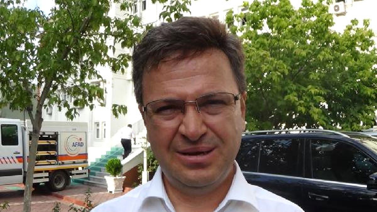 Iğdır Valiliği\'nde Çıkan Yangında 8 Çalışan Dumandan Etkilendi (2)