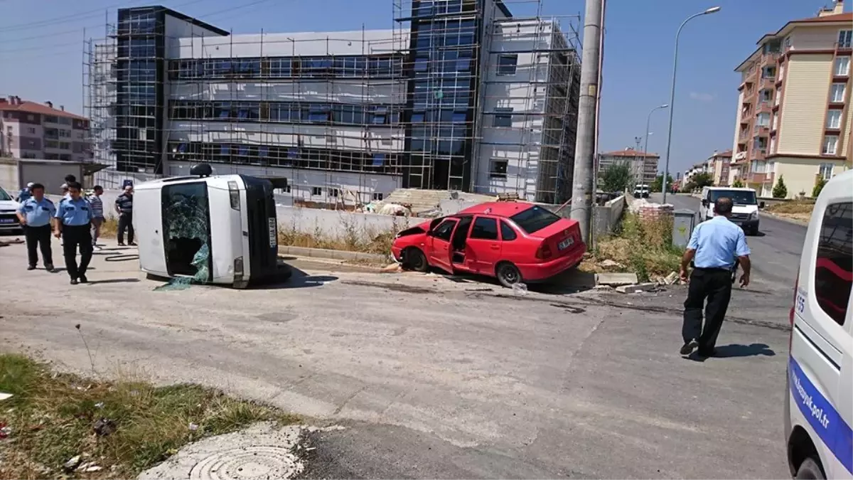 Kamyonet ile Otomobil Çarpıştı; 4 Yaralı