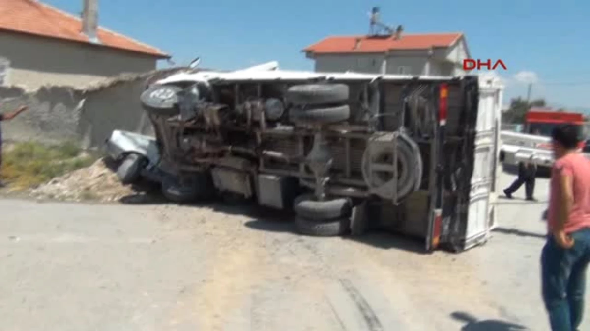Konya Sondaj Kamyonu Çarpıştığı Otomobilin Üzerine Devrildi: 2 Ağır Yaralı