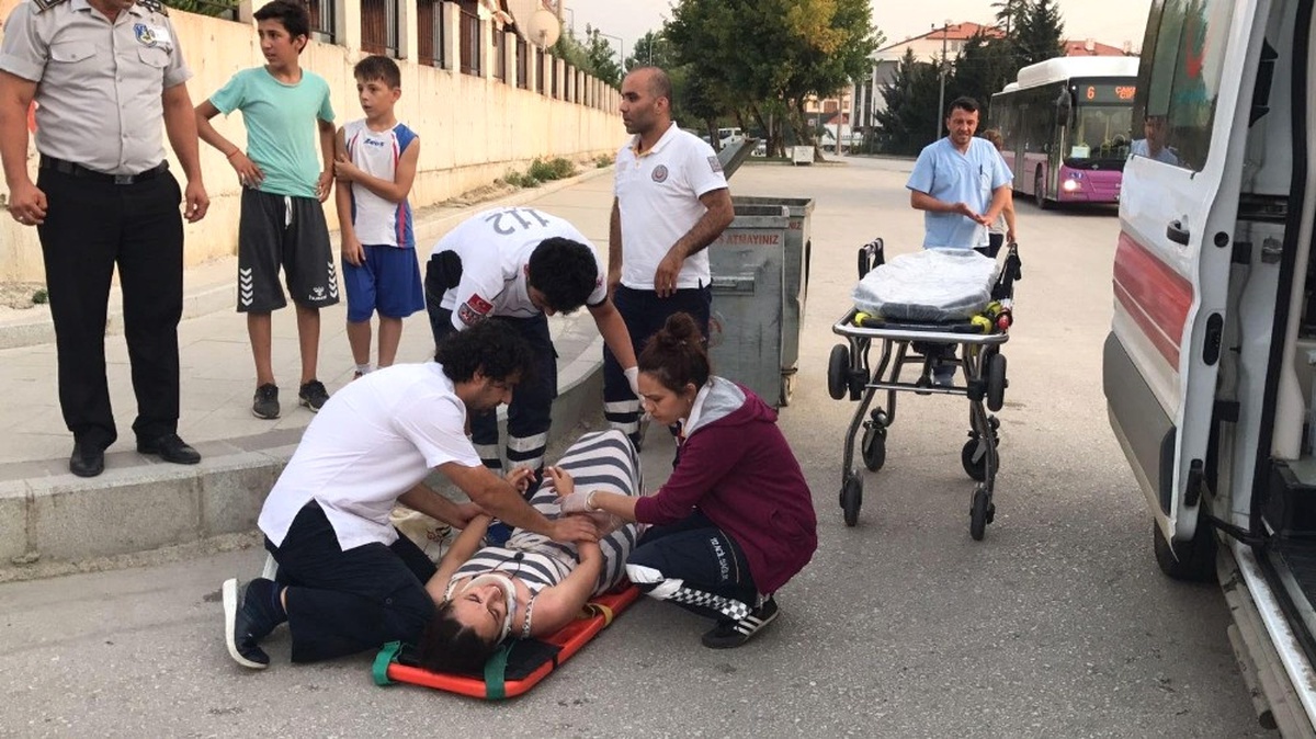 Otomobil Yayaya Çarptı: 1 Kişi Yaralandı