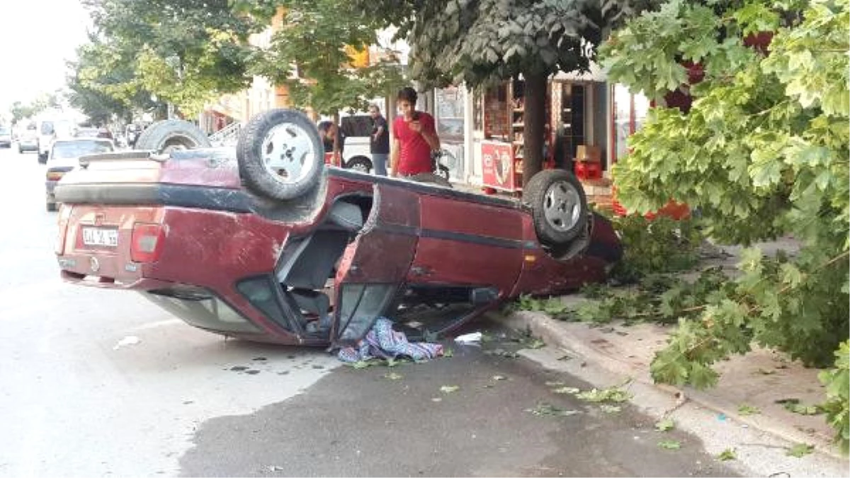 Samsun\'da İki Otomobil Çarpıştı: 2 Yaralı