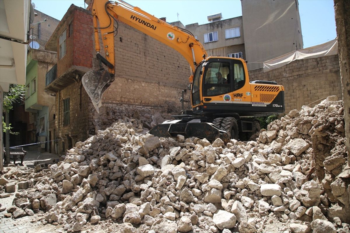 Siirt\'te Metruk Binalar Yıkılıyor