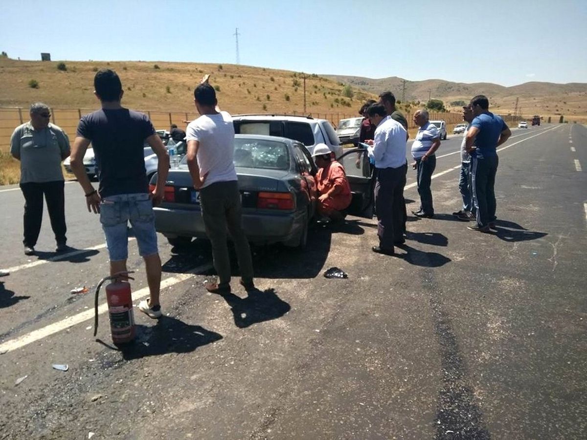 Sivas\'ta İki Otomobil Çarpıştı: 10 Yaralı
