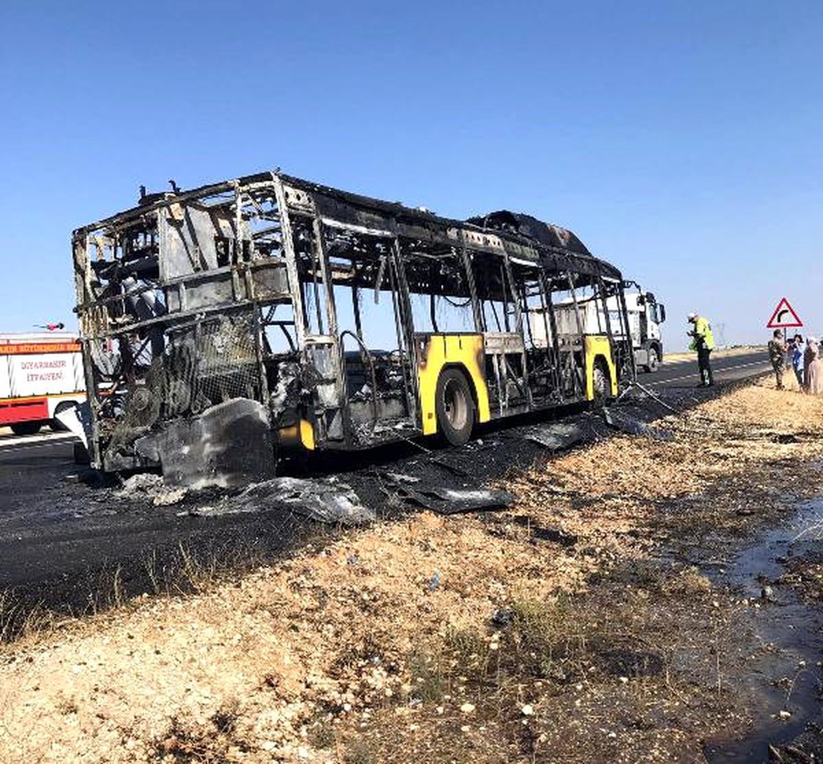 Şoför Yolcuları Boşalttı, Belediye Otobüsü Kül Oldu