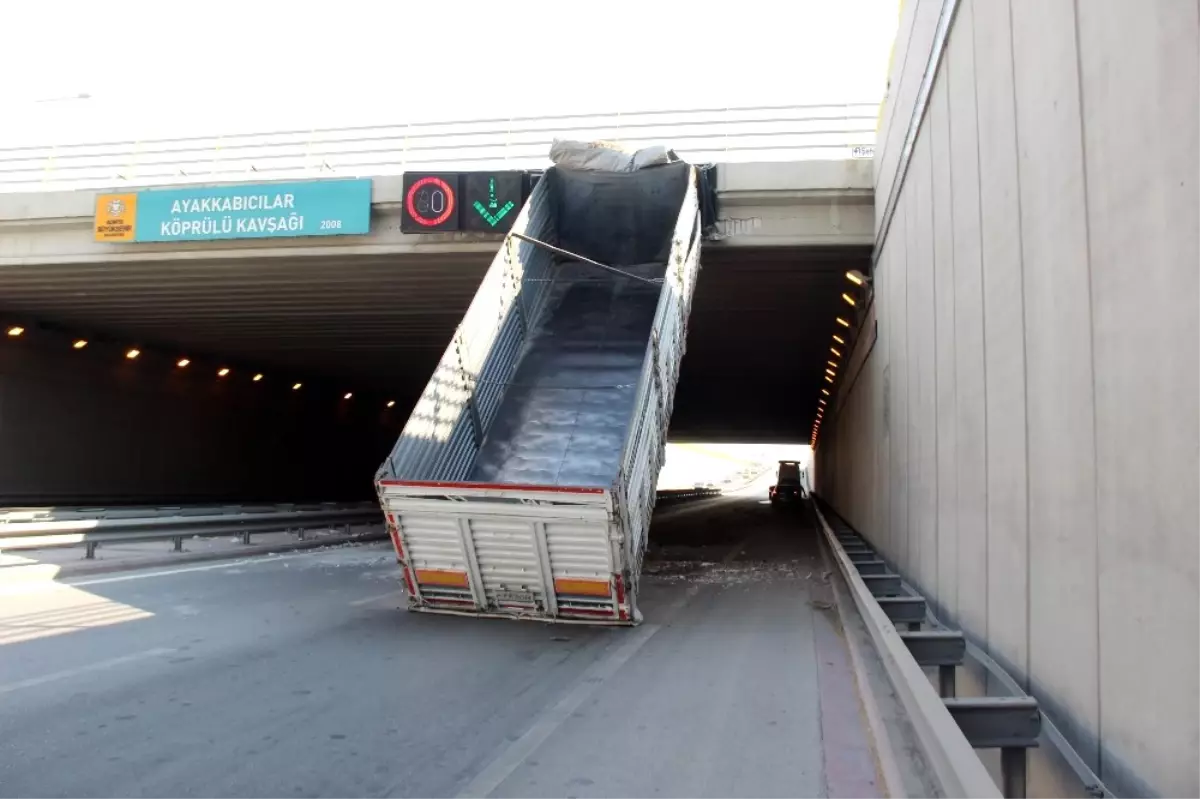 Sürücünün Açık Unuttuğu Tır Dorsesi Üst Geçide Takılı Kaldı