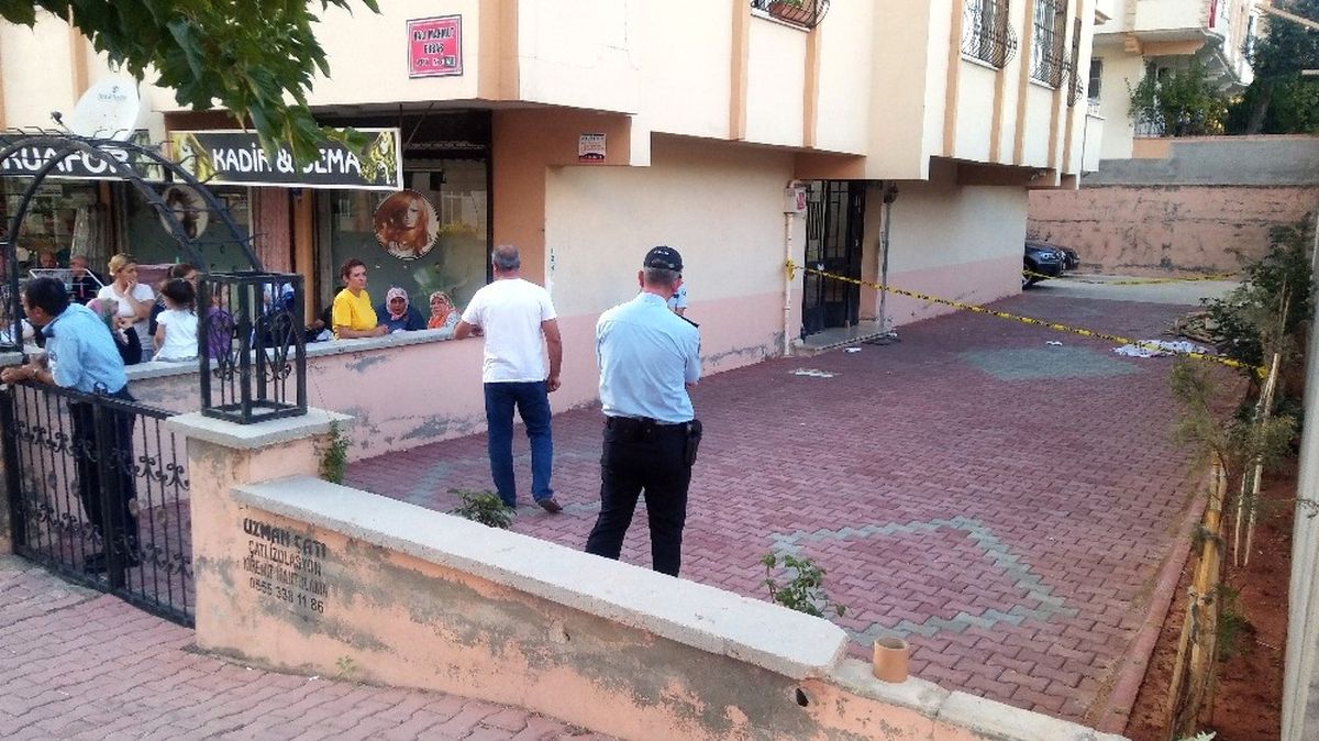 Terastan Düşen Çocuk Hayatını Kaybetti