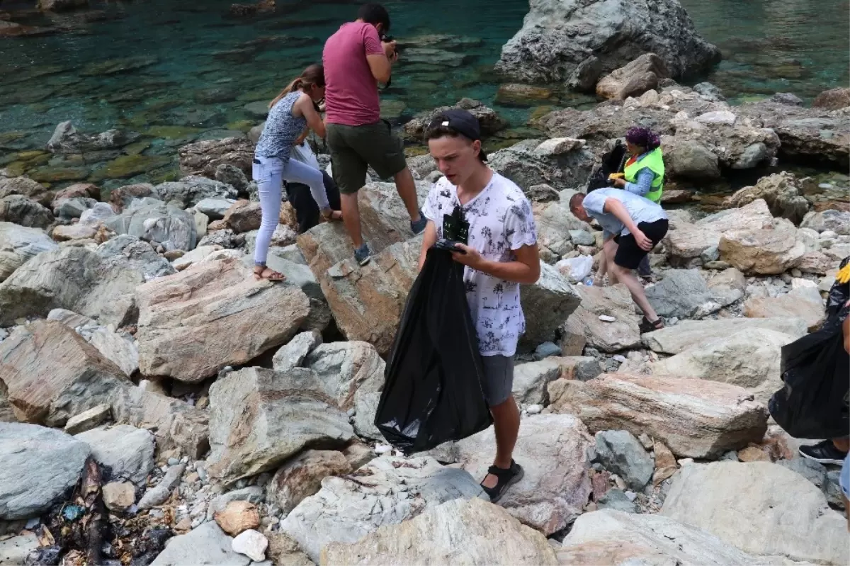 Turist Kafilesi Belediye İşçileriyle Çöp Topladı