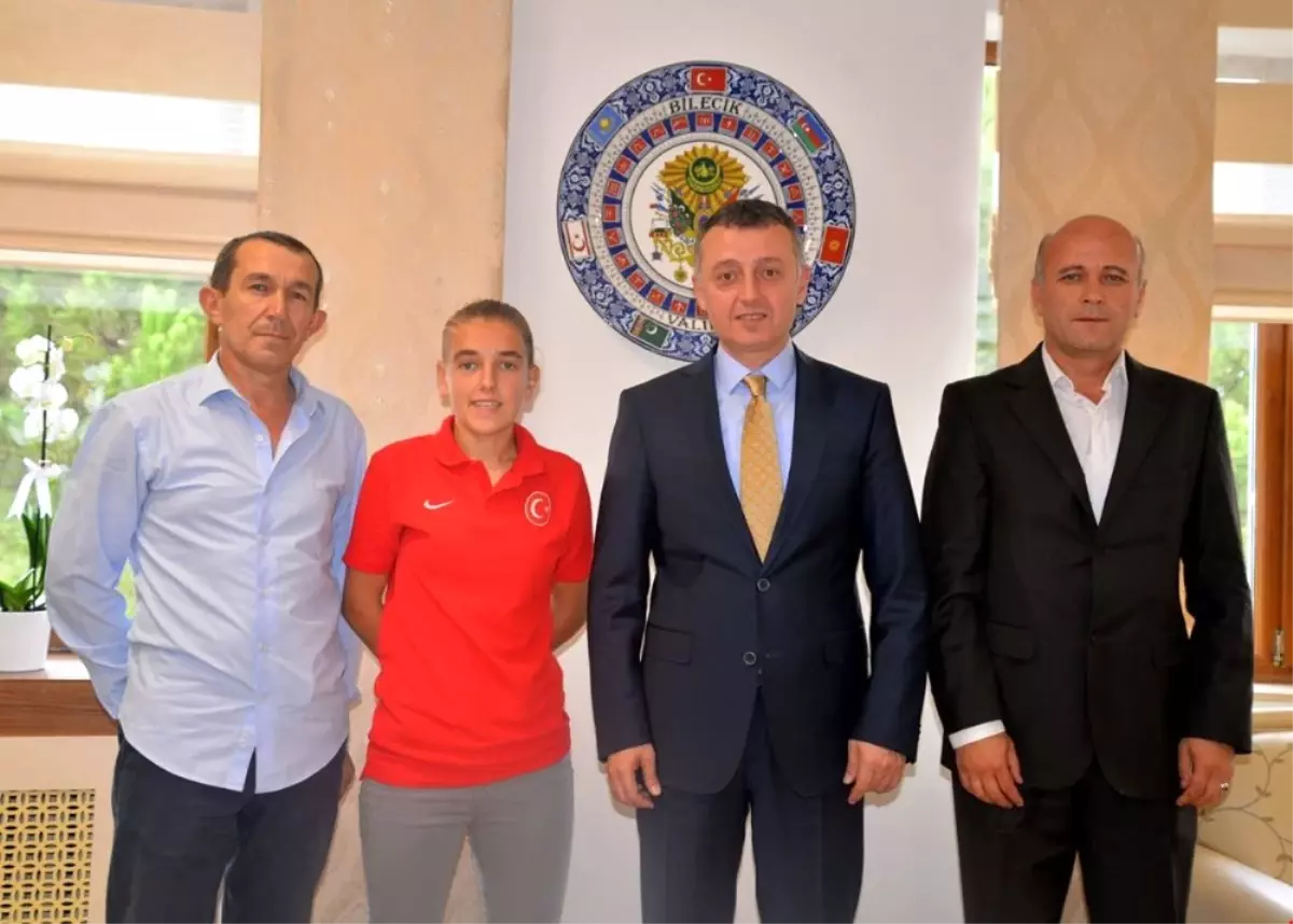 Vali Büyükakın Başarılı Sporcuyu Makamında Kabul Etti