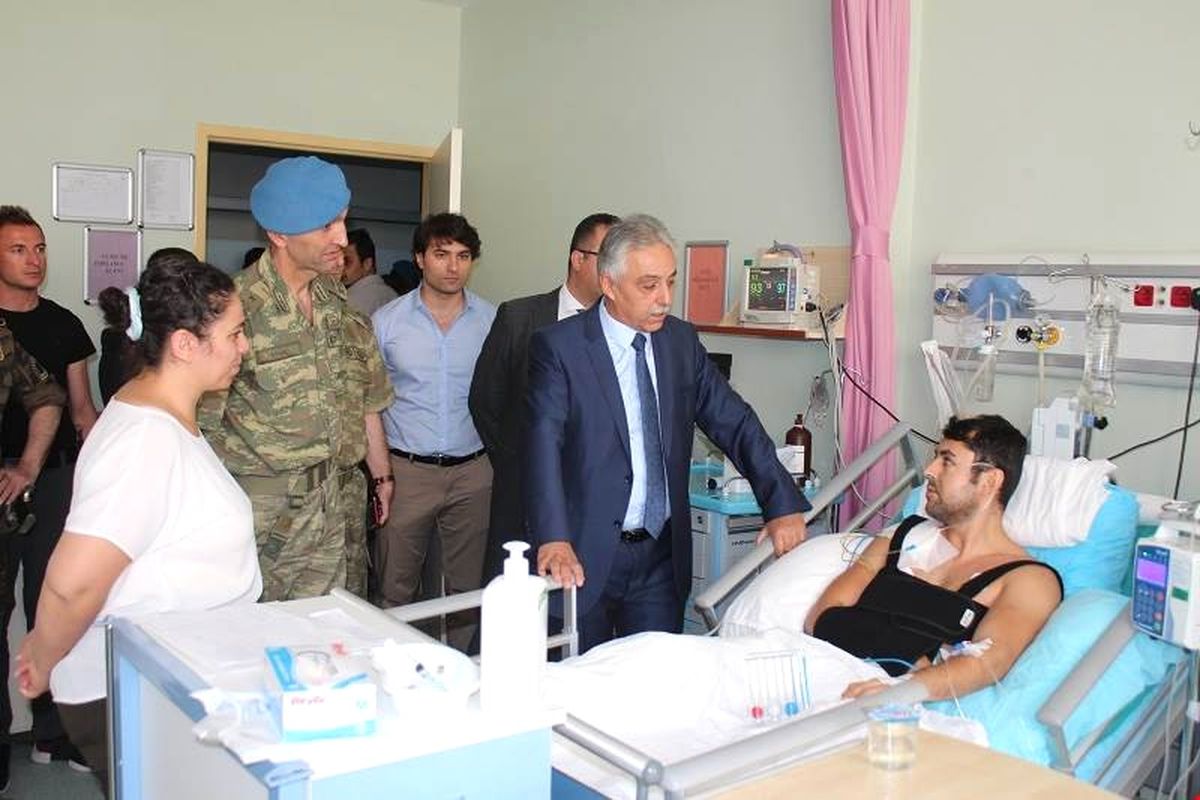 Vali Toprak\'tan Yaralı Polise Ziyaret