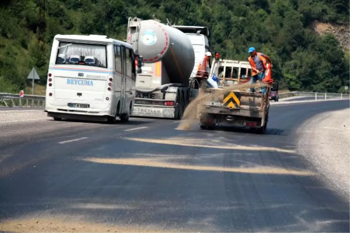 Zonguldak\'ta Sıcak Havada Asfalt Eridi