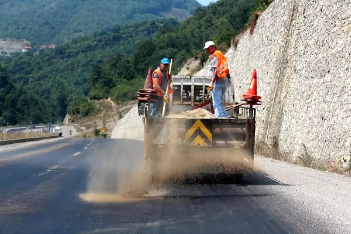 Zonguldak\'ta Sıcak Havada Asfalt Eridi