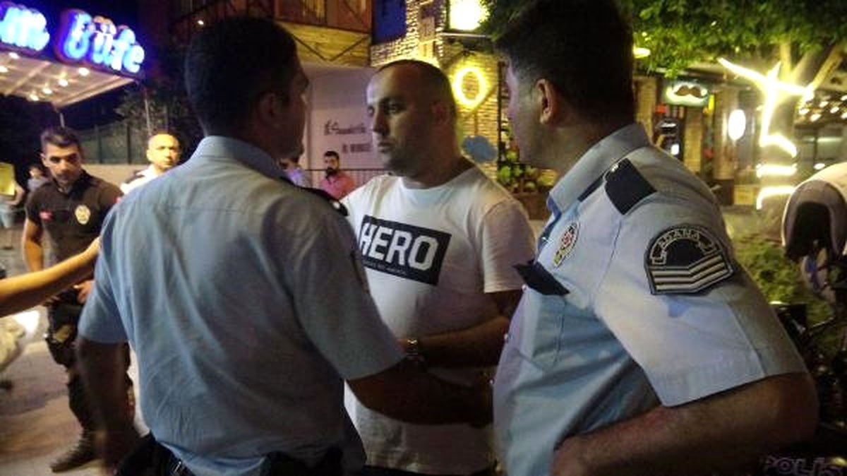 Adana\'da \'Hero\' Tişörtü Giyen Kişiye Gözaltı