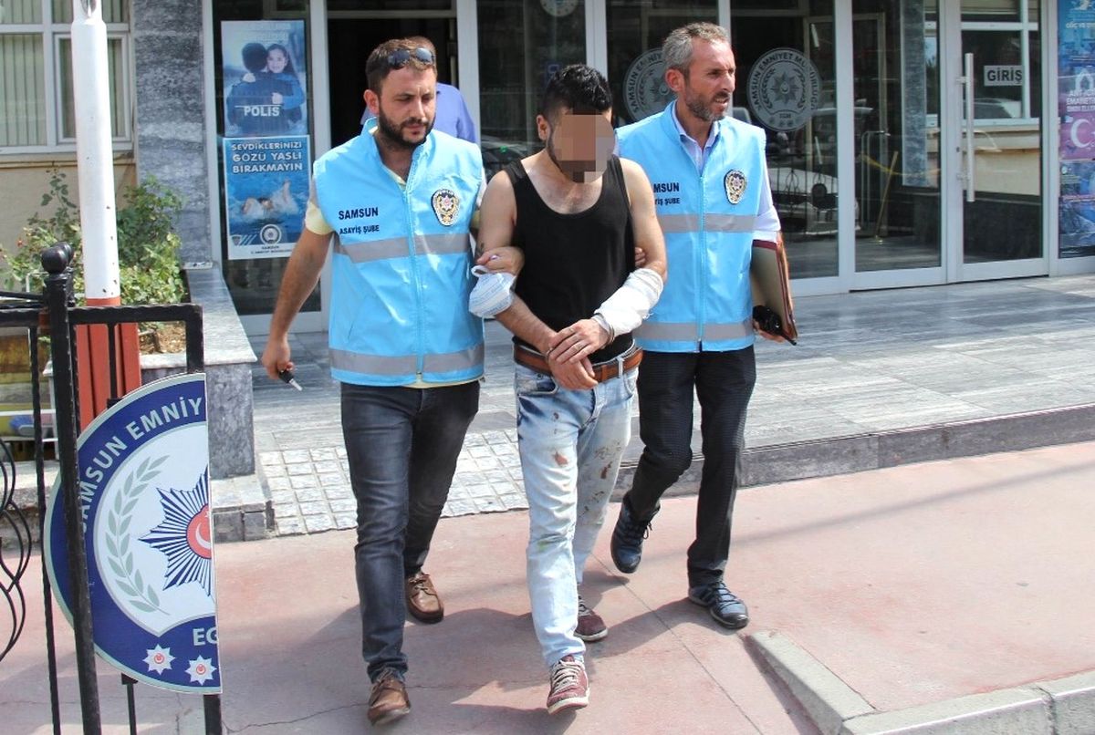 Annesini Bıçakladı