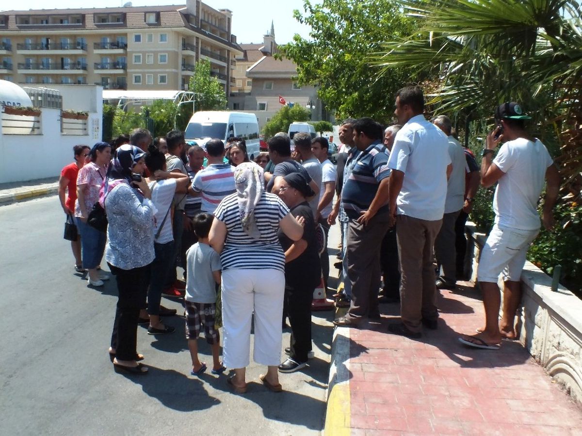 Antalya\'da Otel Çalışanlarının Maaş Eylemi