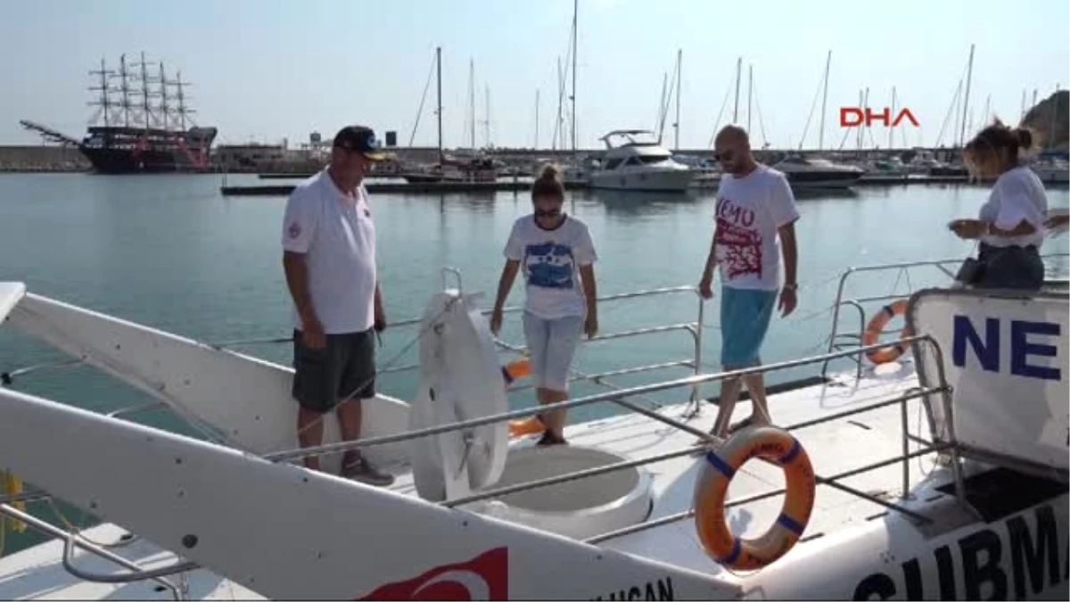 Antalya Niran Ünsal Denizaltında Şarkı Söyleyip Dalgıçlarla Özçekim Yaptı