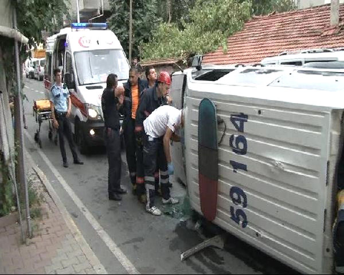 Ataşehir\'de Polis Aracı Devrildi: 1 Yaralı