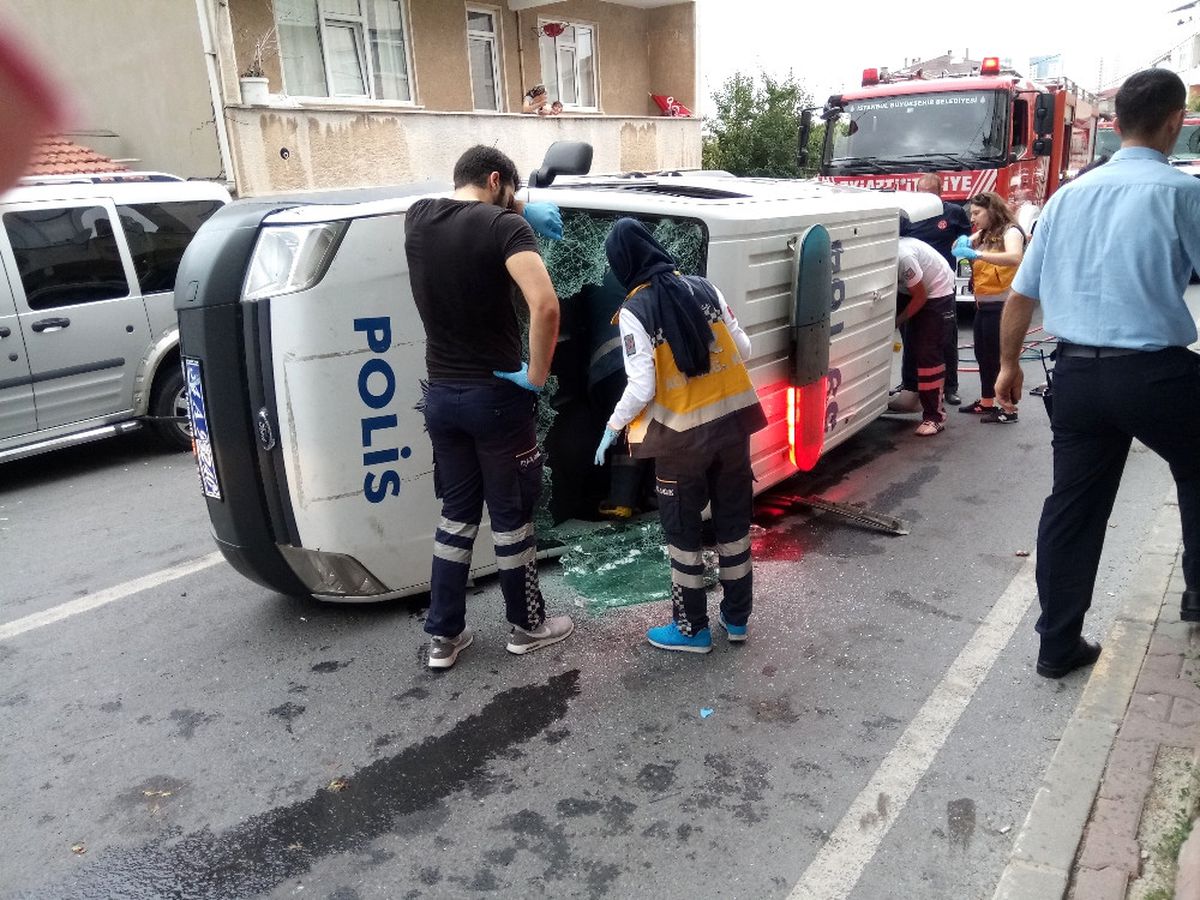 Ataşehir\'de Polis Aracı Devrildi: 1 Yaralı