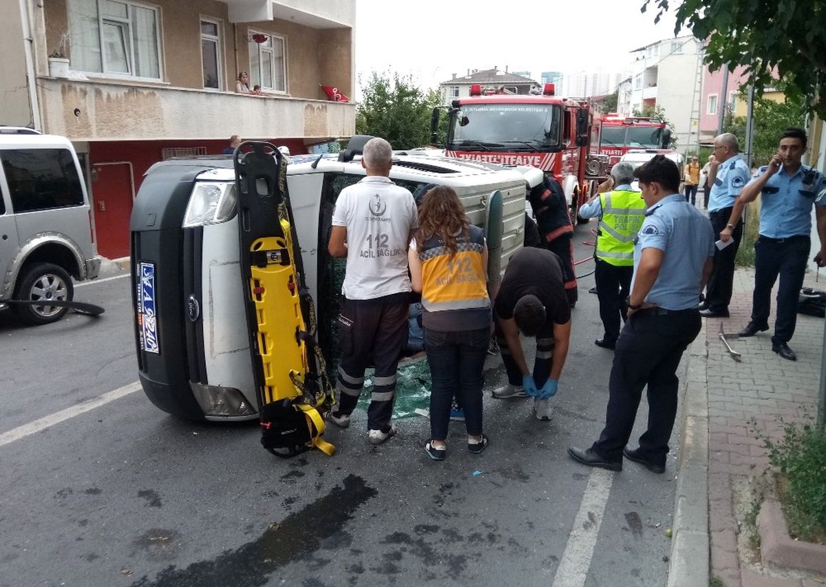 Ataşehir\'de Polis Otosu Devrildi, 1 Polis Yaralandı