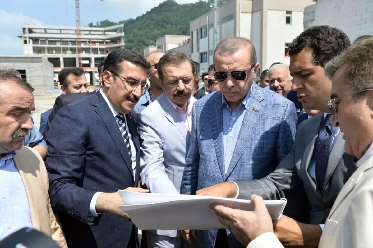 Bakan Tüfenkci, Cumhurbaşkanı Erdoğan\'a Sarp Gümrük Kapısı\'ndaki Yenileme Çalışmalarını Anlattı