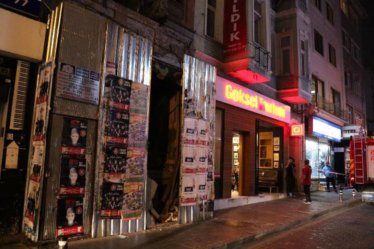 Beşiktaş\'ta Tarihi Binanın Duvar Parçası Restoran Bahçesine Düştü, 4 Yaralı
