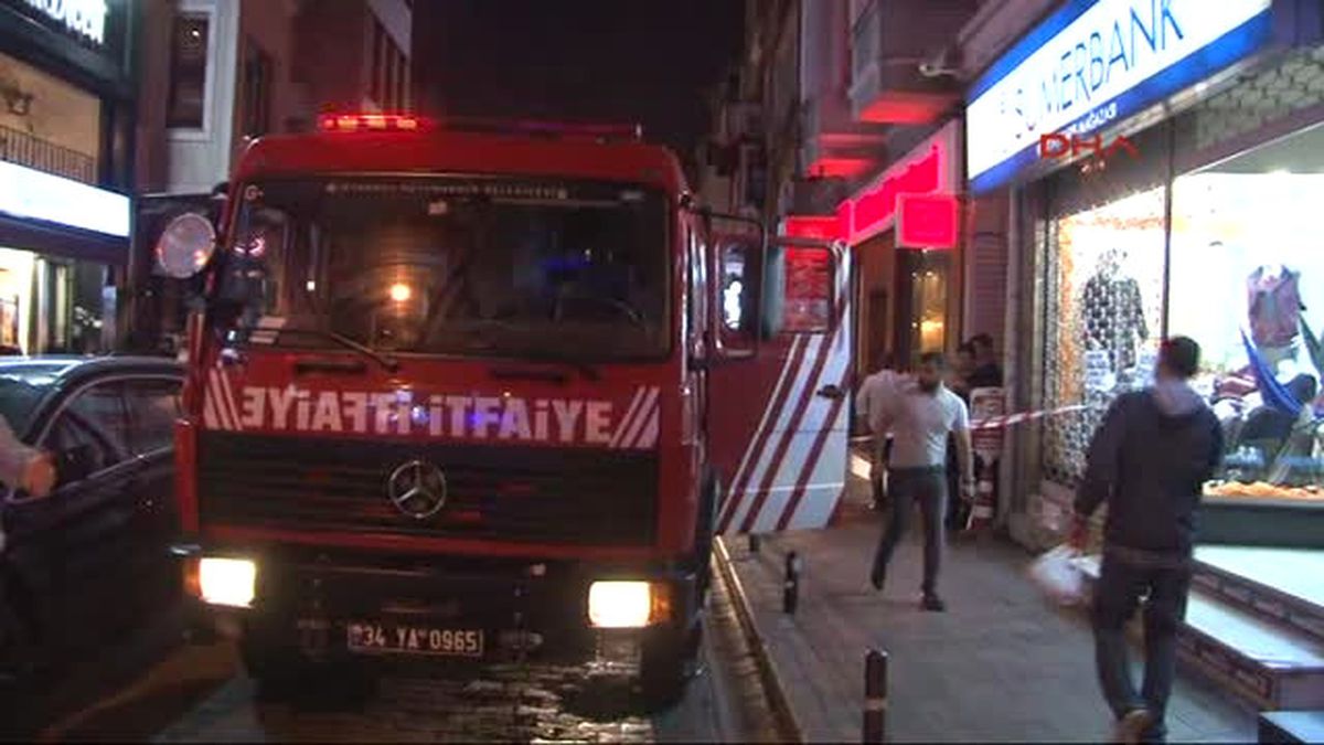 Beşkitaş\'ta Tarihi Binanın Duvarı Restoran Bahçesine Düştü, 4 Kadın Yaralandı