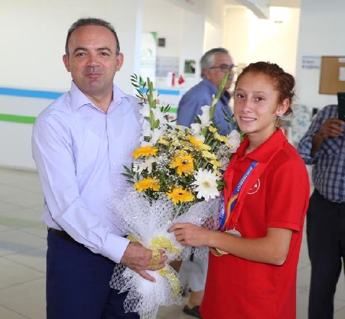 Burhaniyeli Özel Atlet Muhsine\'ye Çiçekli Karşlılama