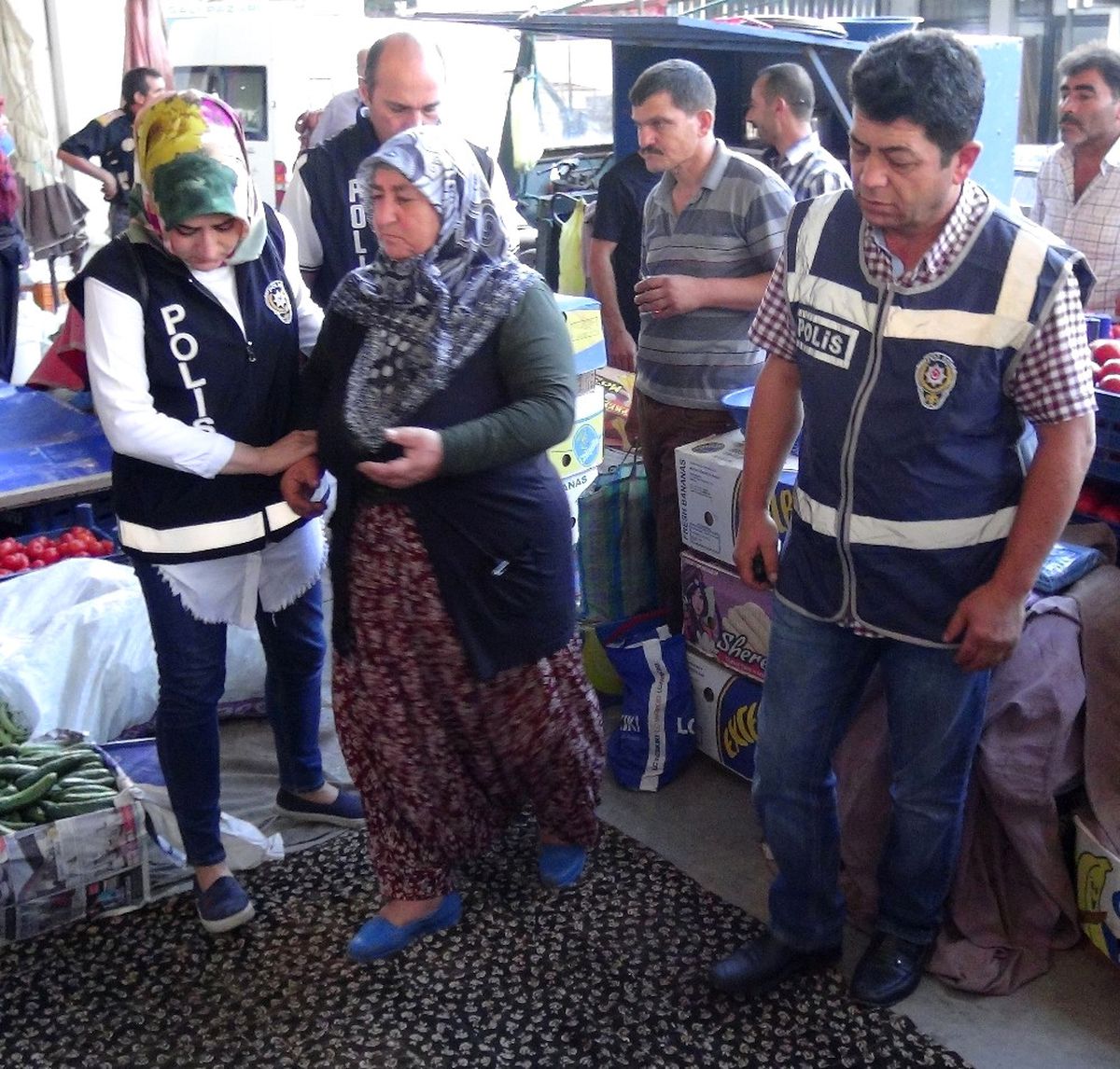 Bylock" Şüphelisi Kadın Semt Pazarında Sebze Satarken Yakalandı