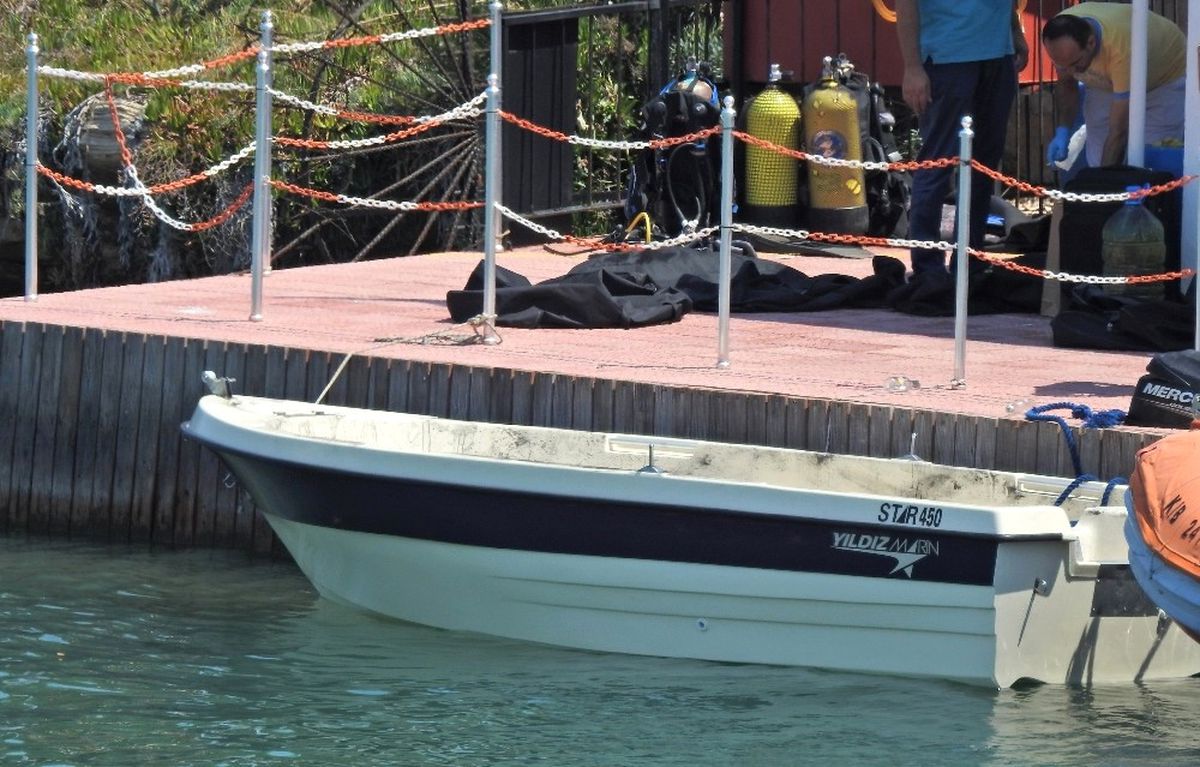 Çeşme\'de Bir Teknede 100 Paket Esrar Ele Geçirildi