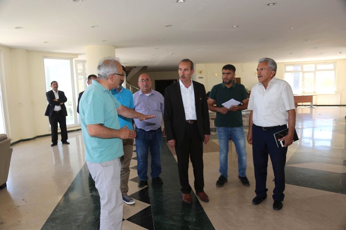Cü Rektörü Yıldız, Kütüphanedeki Çalışmaları İnceledi