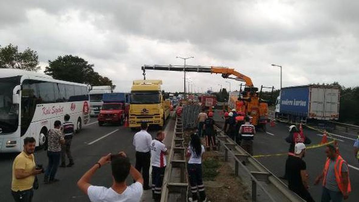Dha İstanbul - (Ek Görüntüyle Geniş Haber) Tem\'de Demir Yüklü Tır Devrildi: 1 Ölü