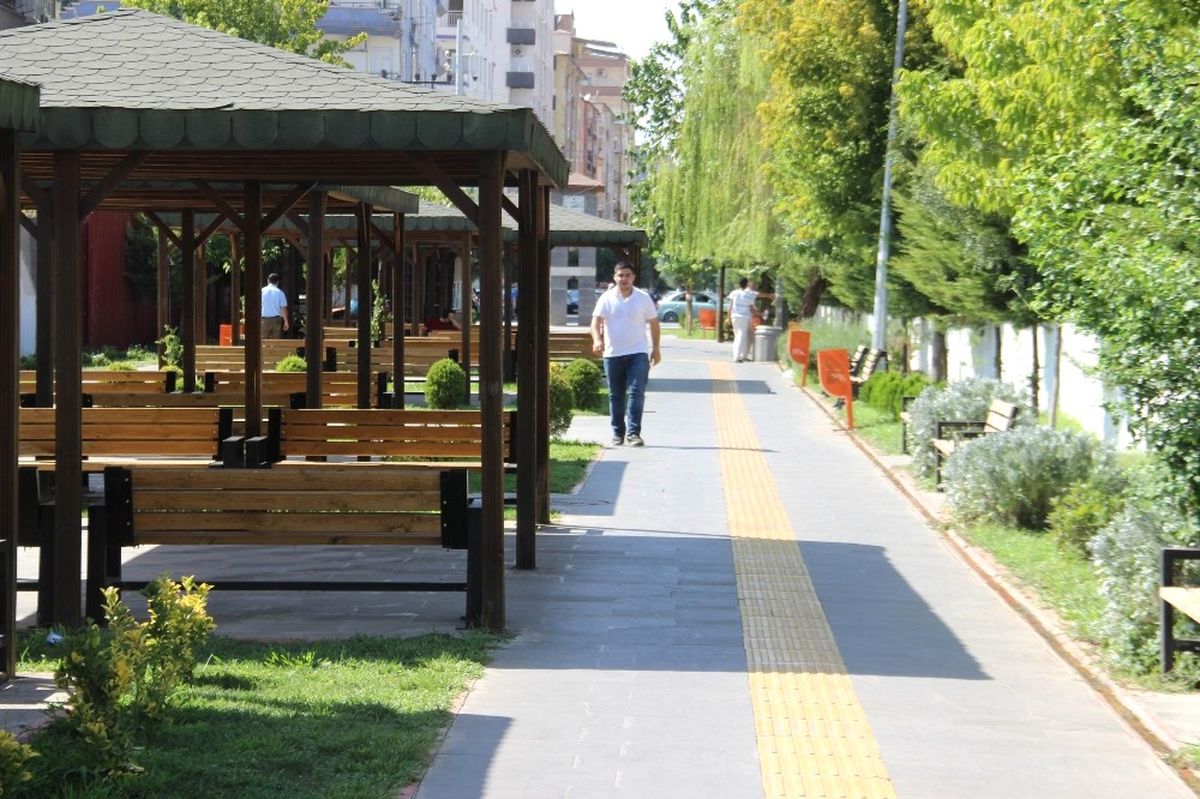 Diyarbakır\'da Park ve Caddeler Boşaldı