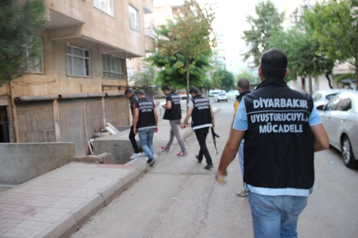 Diyarbakır\'da Uyuşturucu Tacirlerine Şafak Operasyonu: 5 Gözaltı